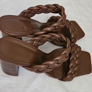 I am selling them because I do not use them, I only used them once they are almo